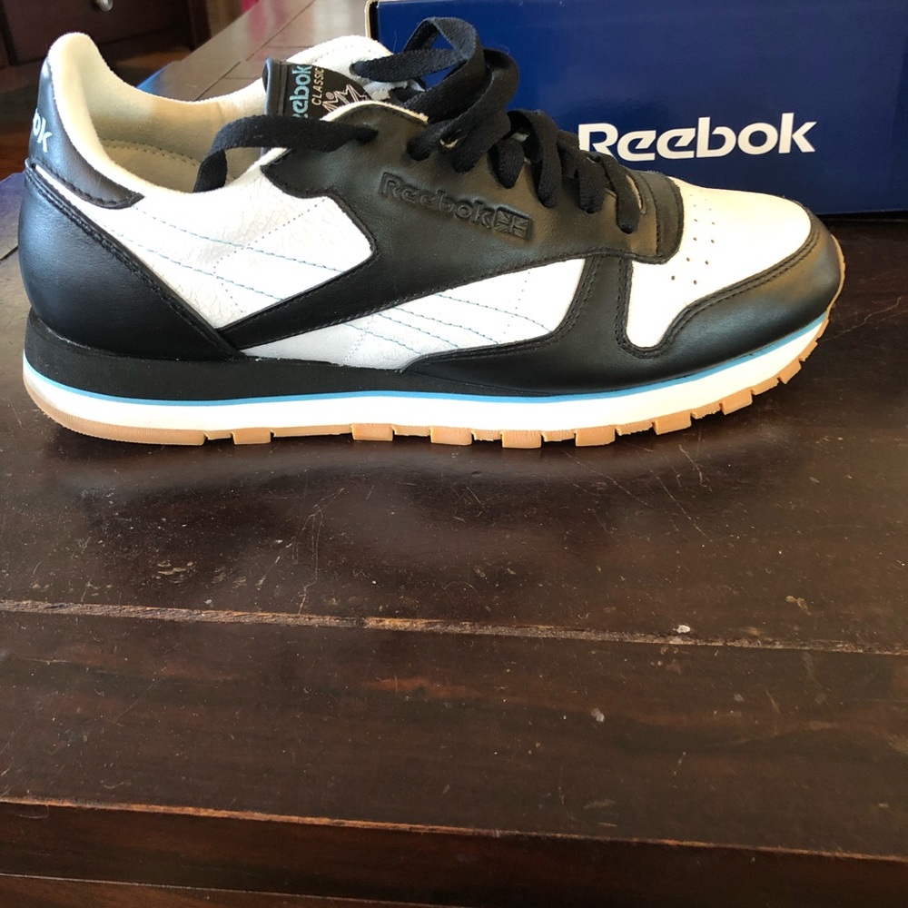SOLD!!! Reebok Classic Sneakers 9.5